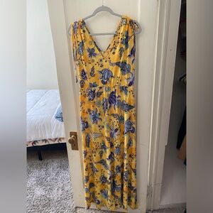 Summer dress with ruched sleeves